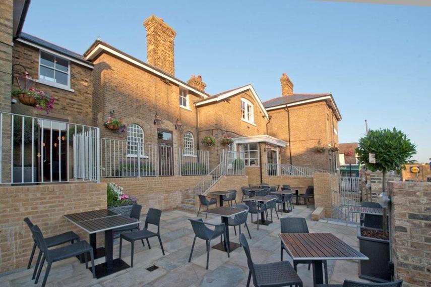 The Golden Hope Wetherspoon Hotel Sittingbourne Exterior photo